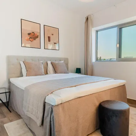 Wonderful Vacation For Up To Six Guests With Balcony All Yours 아파트